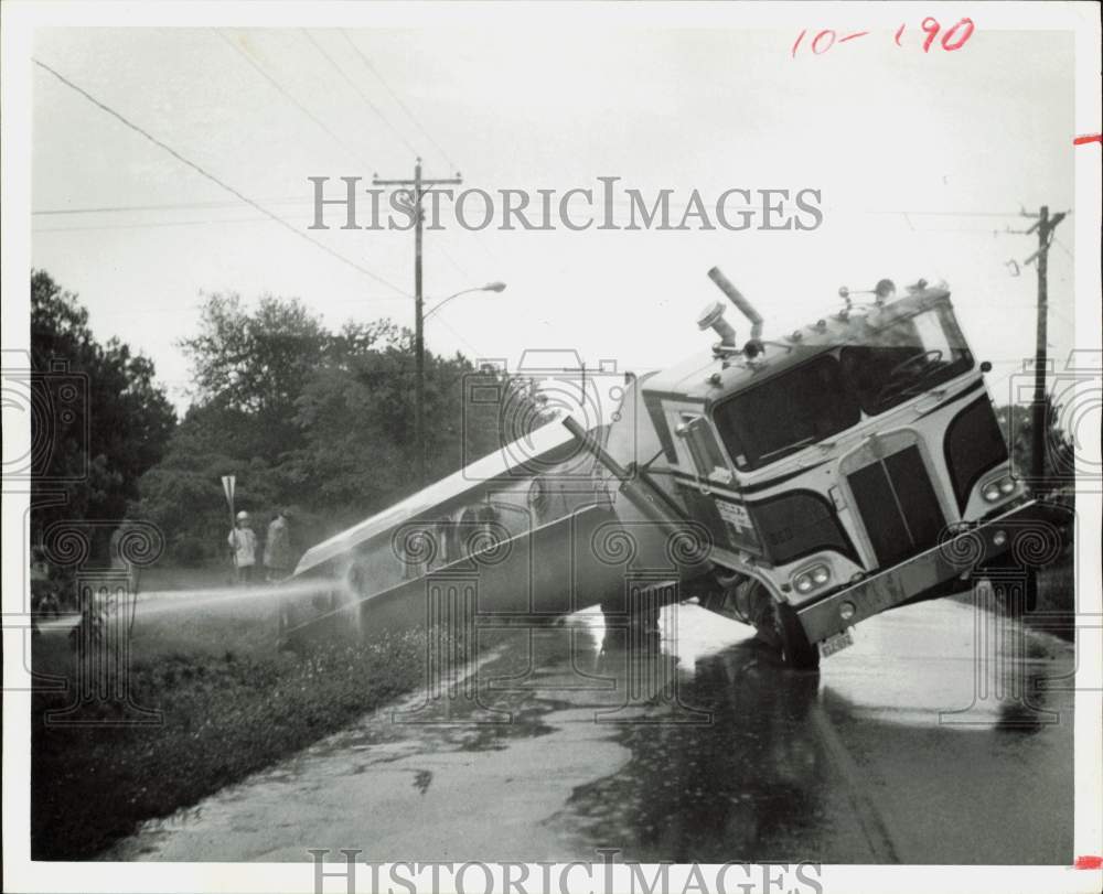 1977 Press Photo Truck That Slipped Into Ditch in Traffic Accident, Houston- Historic Images