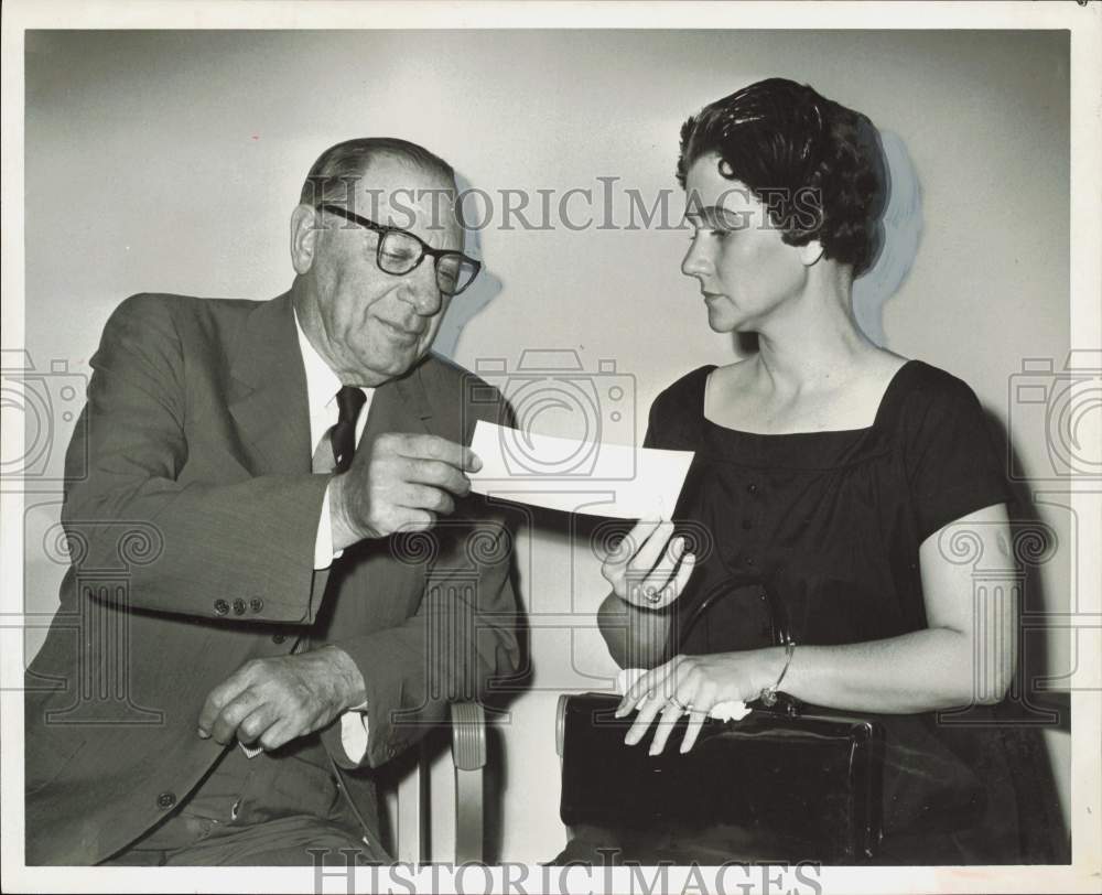 1960 Press Photo Wife of Slain Houston Deputy Sheriff Presented with $1000 Check- Historic Images