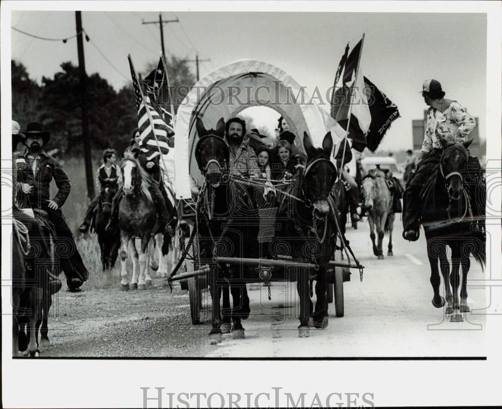 1977 Press Photo Horses &amp; Covered Wagon, Trinity Valley Trail Riders - hpa90392- Historic Images