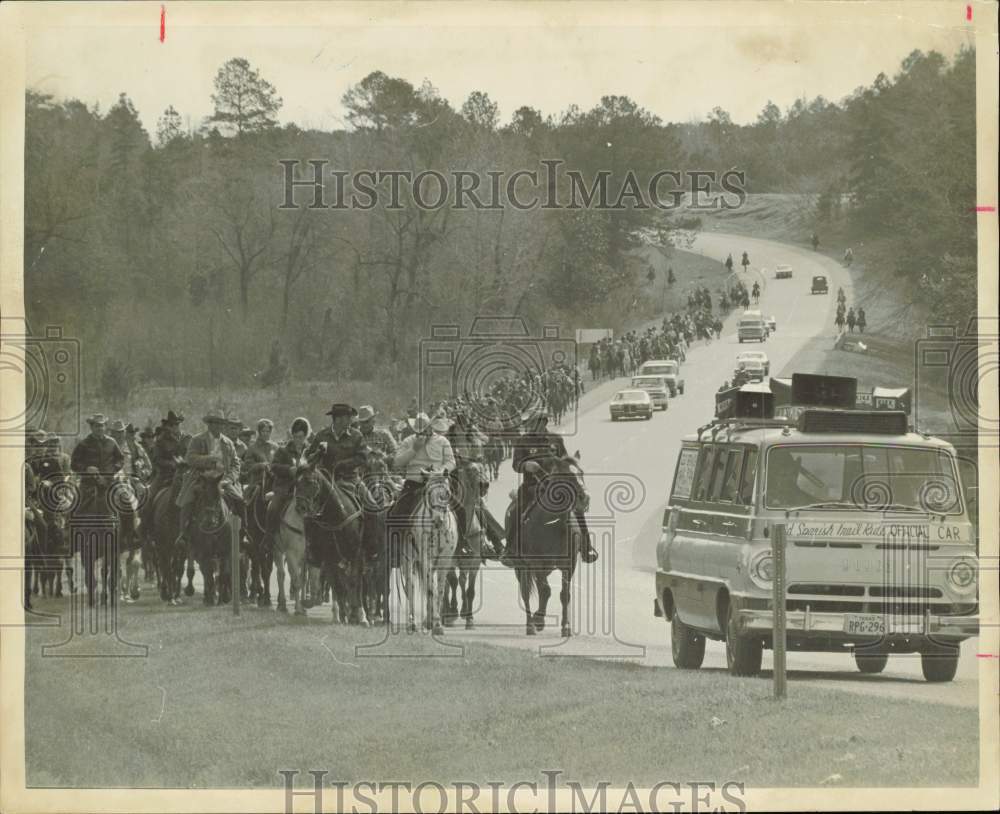 1972 Press Photo Old Spanish Trail Ride Along Roadside - hpa90401- Historic Images