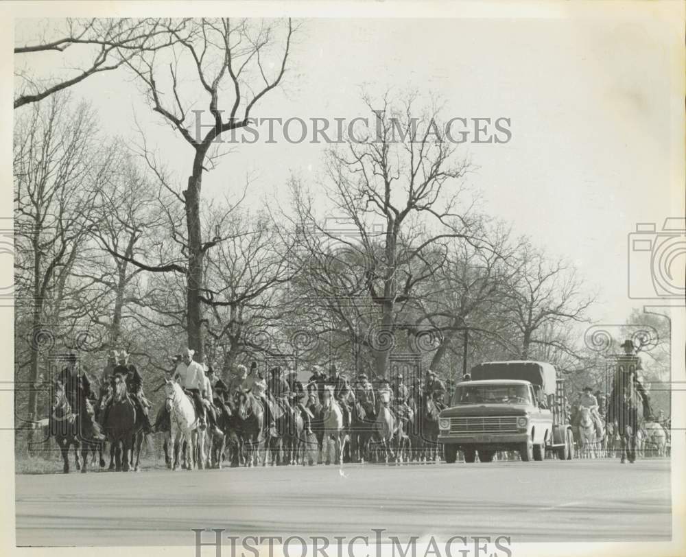 1972 Press Photo Trail Ride Along Roadside - hpa90411- Historic Images