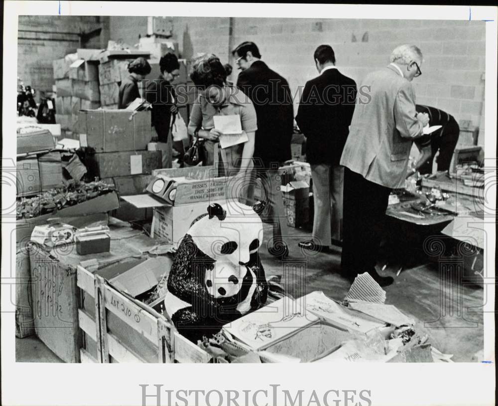 1973 Press Photo Crowd Inspects Merchandise at U.S. Customs Auction - hpa90448- Historic Images