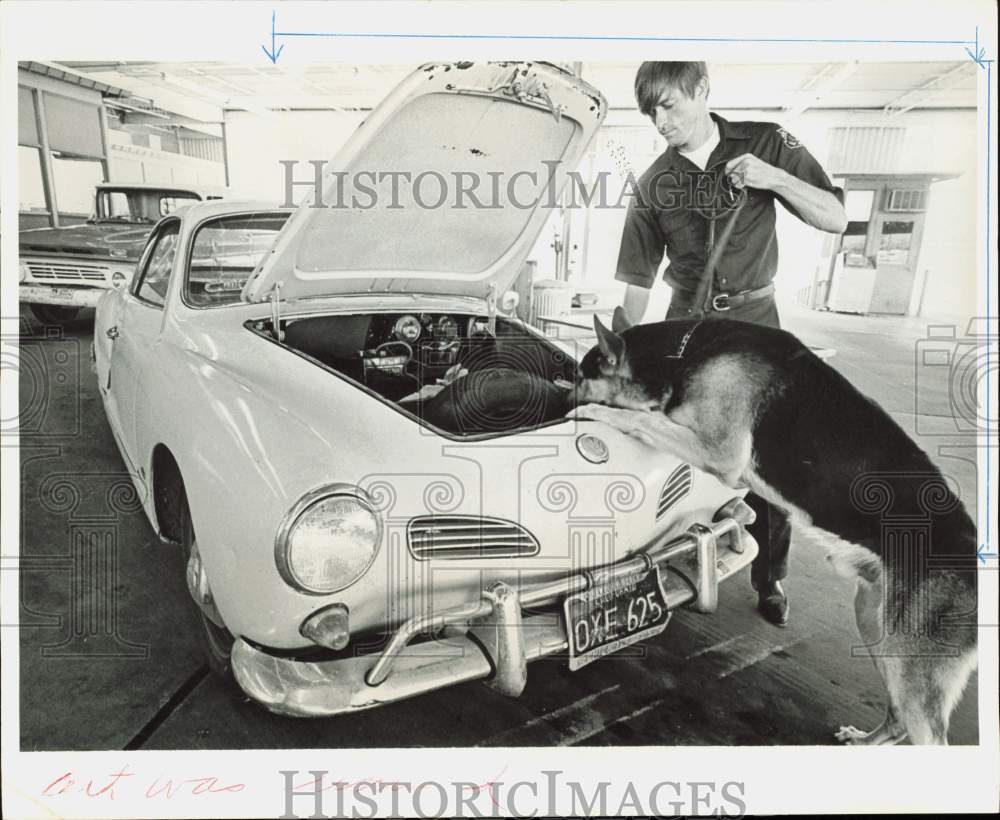 1972 Press Photo U.S. Customs Agent &amp; Dog Inspect Cars, San Luis, Mexico- Historic Images