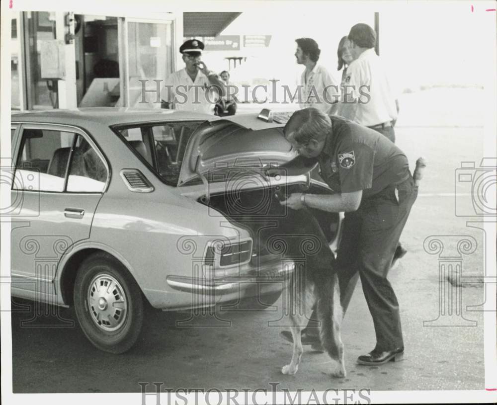 1976 Press Photo U.S. Customs Agent &amp; Dog Inspect Trunk of a Car - hpa90453- Historic Images