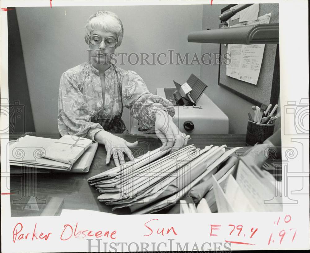 1978 Press Photo United States Customs Clerk Sorts Suspected Obscene Material- Historic Images