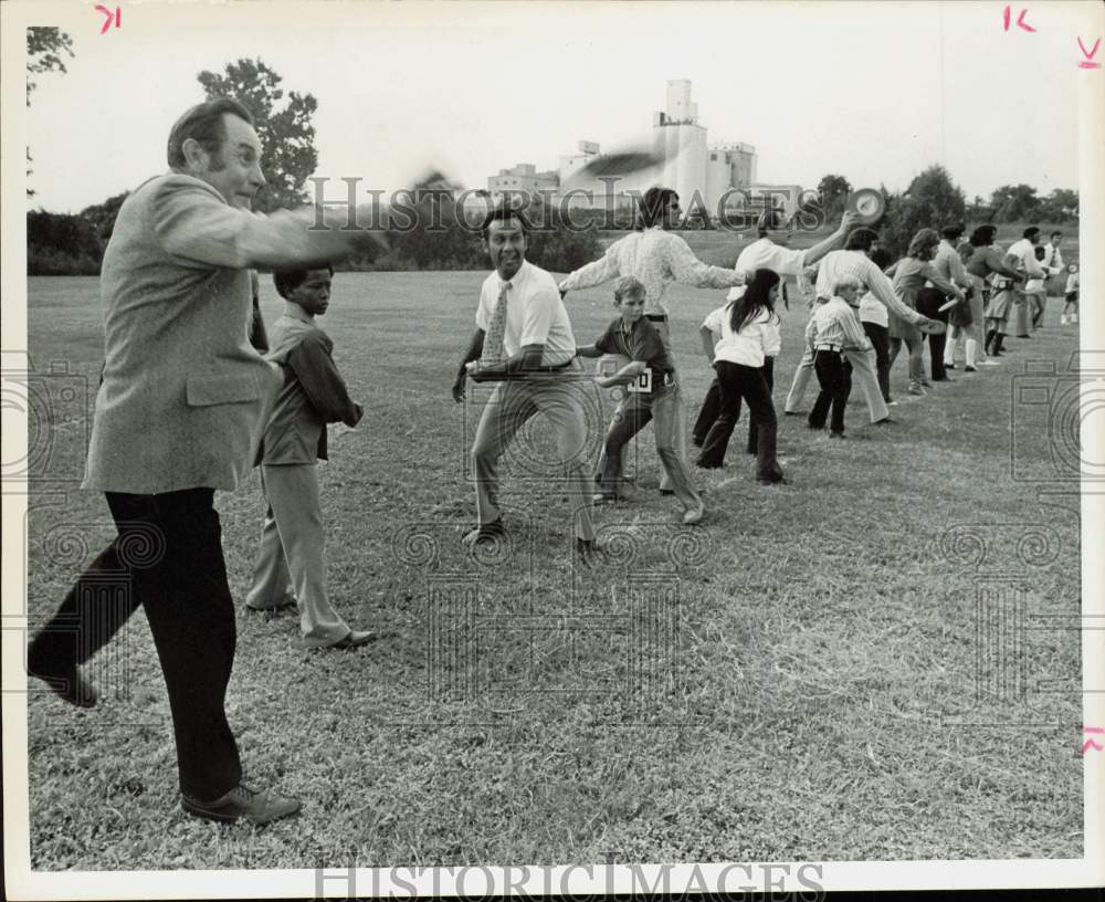 1972 Press Photo United Fund Frisbee Olympic Contest, Houston - hpa90473- Historic Images