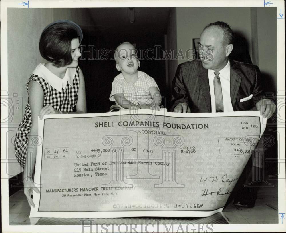 1964 Press Photo Shell Companies Foundation Presents Check to United Fund- Historic Images