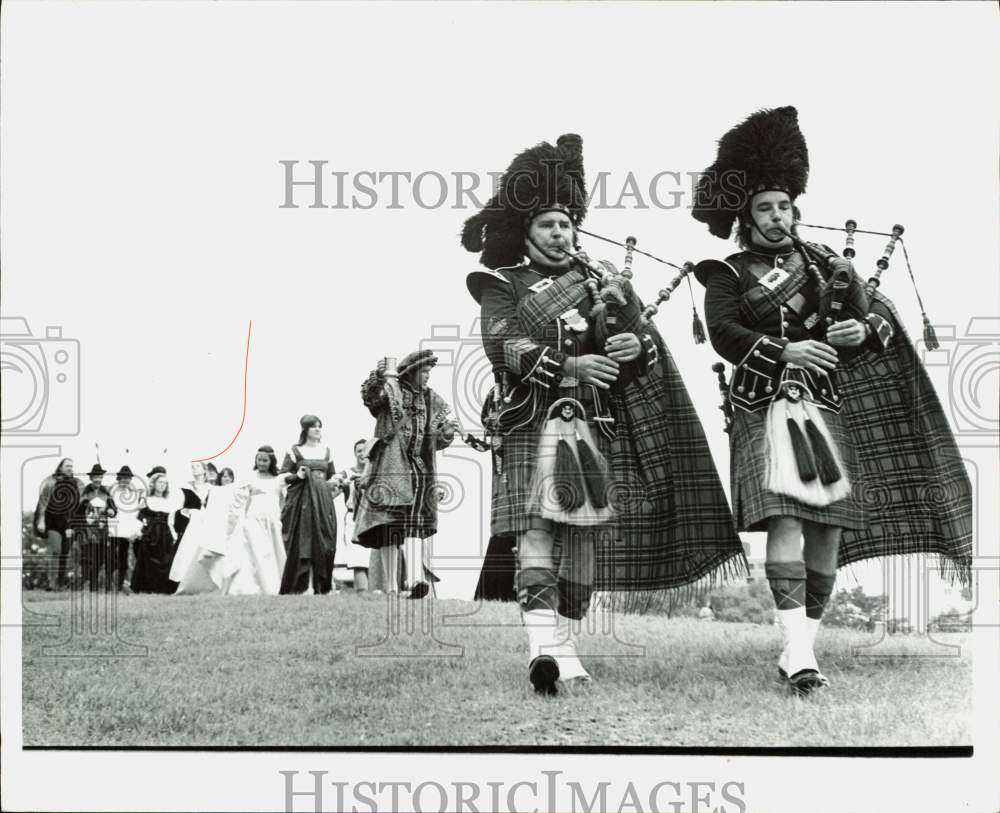 1975 Press Photo Bagpipers at Texas Renaissance Festival - hpa90518- Historic Images