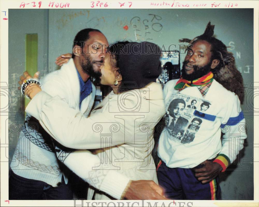 1989 Press Photo Reverend Jew Don Boney Hugs Wife Loretta on Jail Release- Historic Images