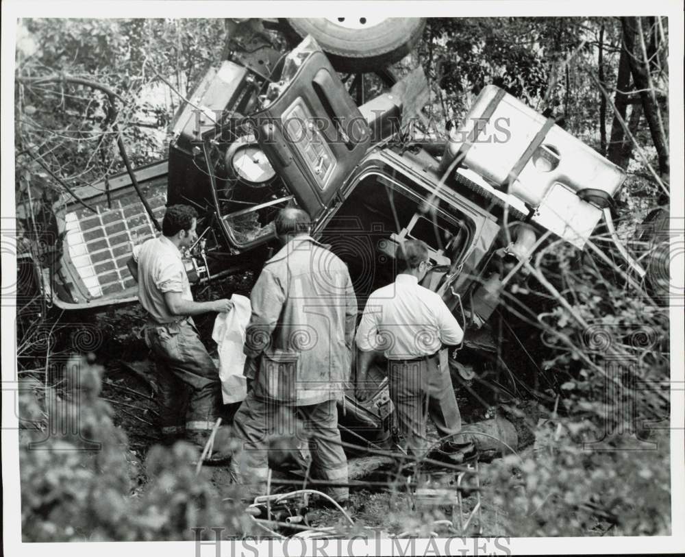 1979 Press Photo Workers Inspect Wreckage of Traffic Accident, Houston- Historic Images