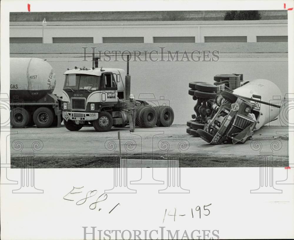 1979 Press Photo Overturned Butane Truck on Interstate 45, Houston - hpa90559- Historic Images