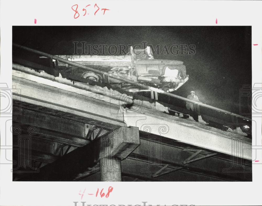 1979 Press Photo Truck Hanging Over Bridge Railing, Interstate 45, Houston- Historic Images