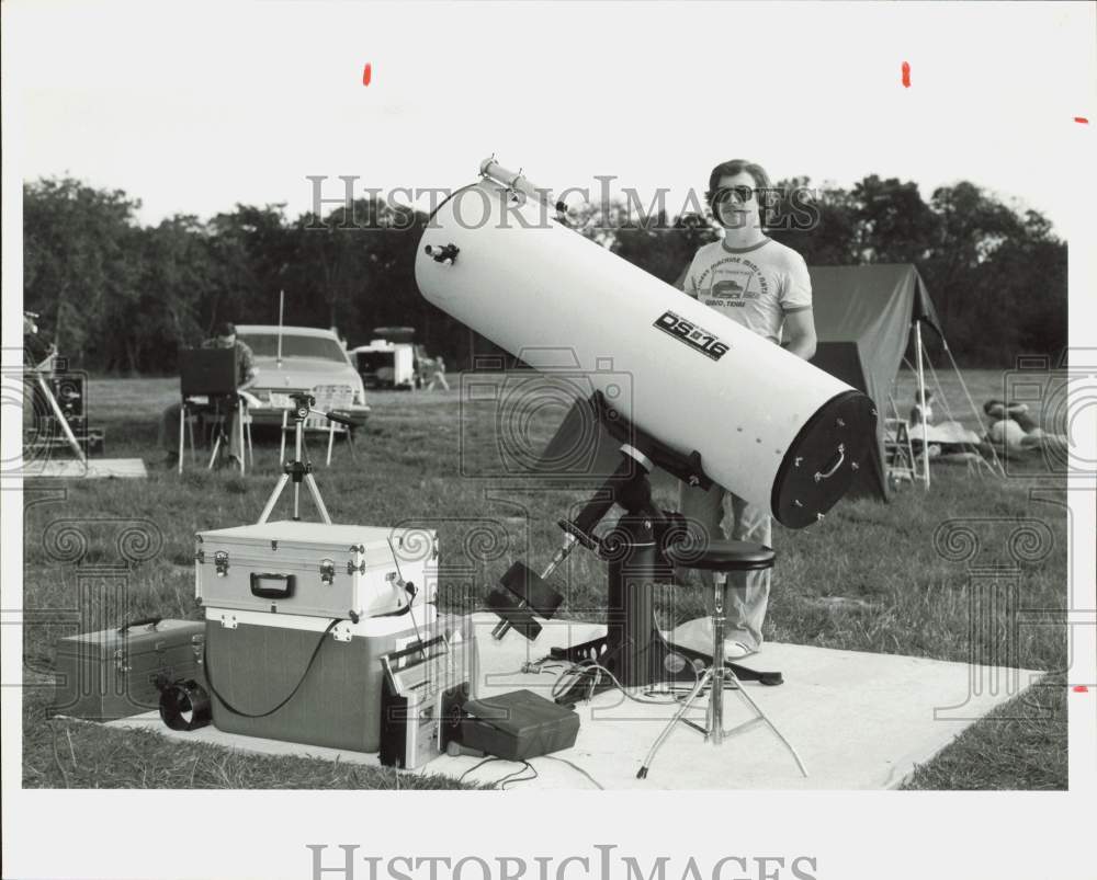 1983 Press Photo Bobby Williams with His Telescope, Houston Astronomical Society- Historic Images