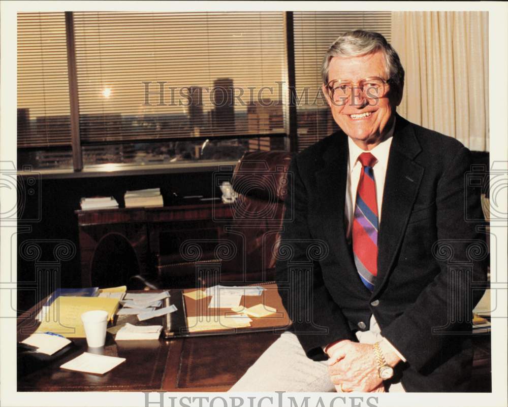 1992 Press Photo Gunter Koetter, Board Member, Landar Corporation - hpa90635- Historic Images