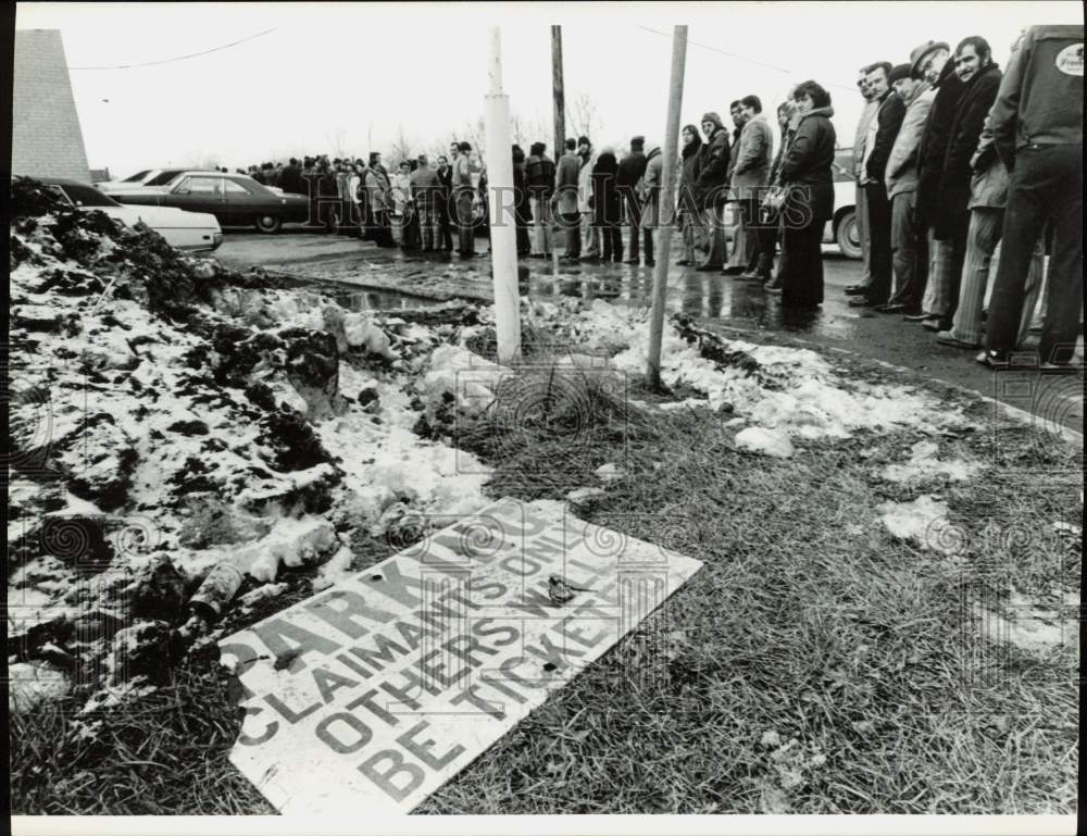 1974 Press Photo Long Line at Michigan Employment Security Commission Office- Historic Images