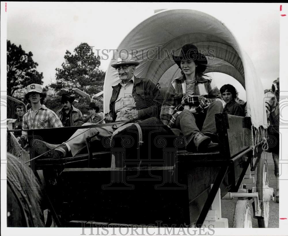 1977 Press Photo Trail riders E.E. Ray, Lorraine Patterson and &quot;Stranger.&quot;- Historic Images