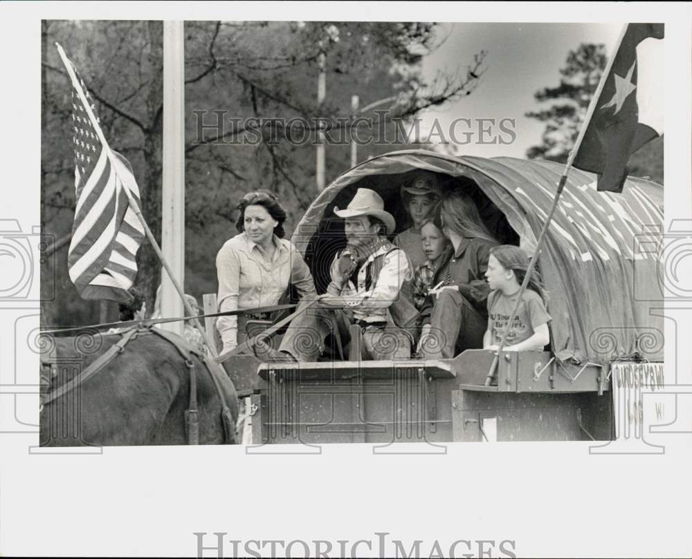 1984 Press Photo Lois Busa and Ray Jones and kids with Sam Houston Trail Ride.- Historic Images