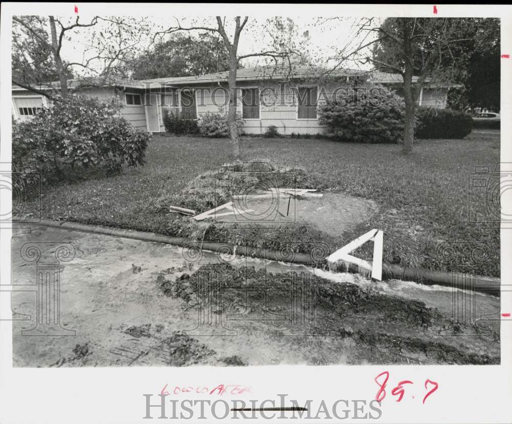 1978 Press Photo Sawhorses float in water main leak pool on Dixie. - hpa90806- Historic Images