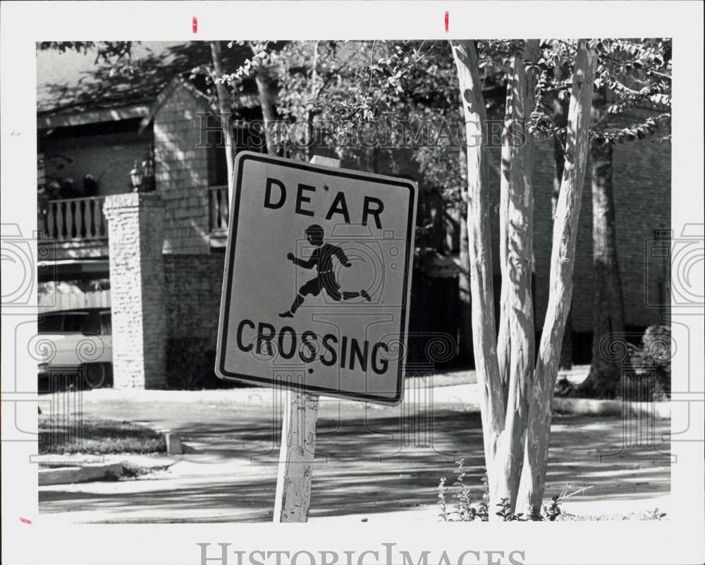 1979 Press Photo &quot;Dear Crossing&quot; sign in townhouse complex off Interstate 10.- Historic Images