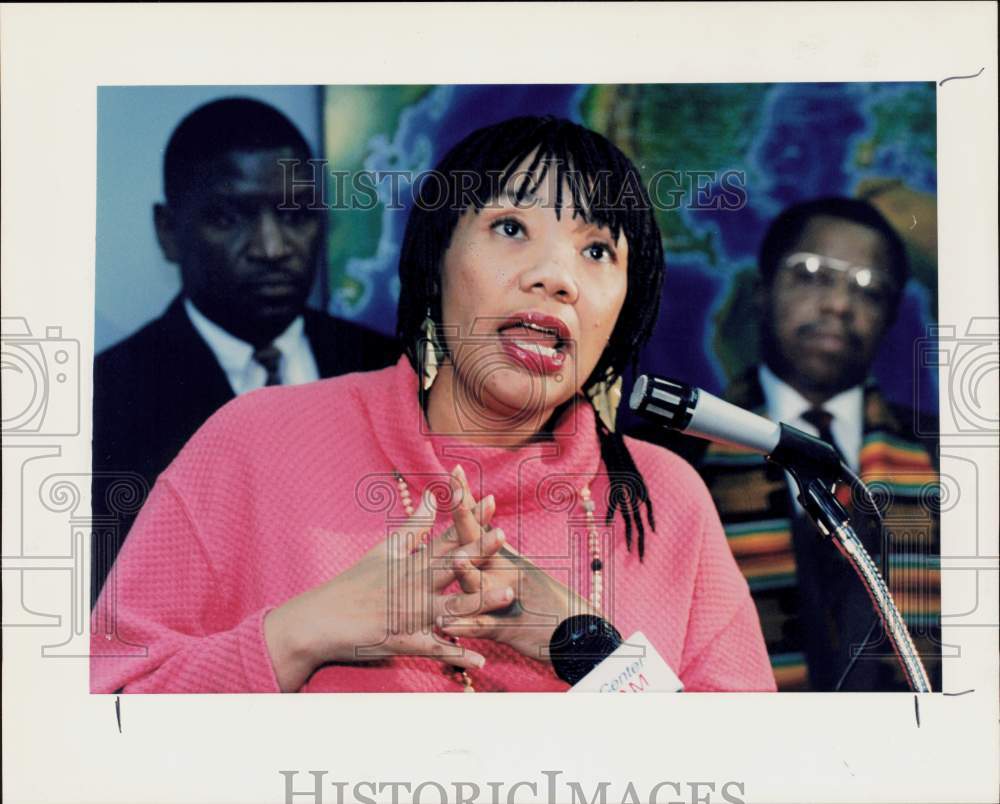 1994 Press Photo Yolanda King talks with press at Houston Airport. - hpa90876- Historic Images