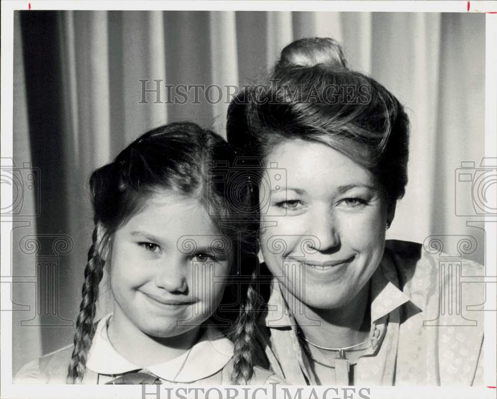 1980 Press Photo &quot;Annie&quot; finalist Jamie Flowers posed with mother Jane Flowers.- Historic Images