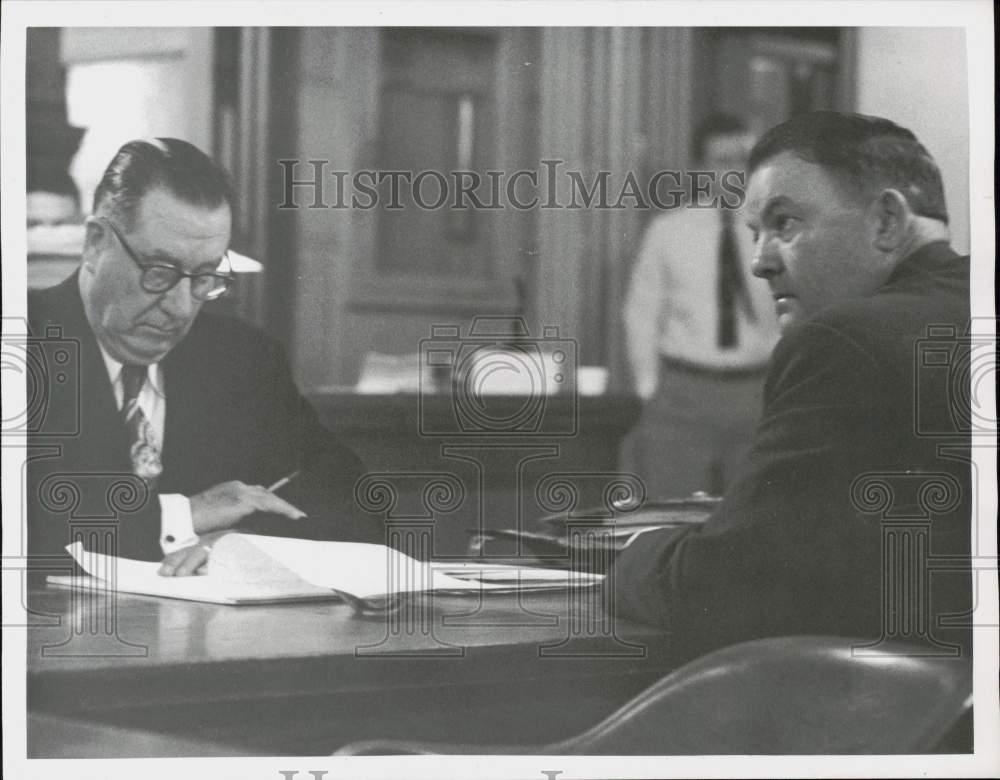 1956 Press Photo Attorney C.D. Little and Roy Floyd talk at trial. - hpa90891- Historic Images