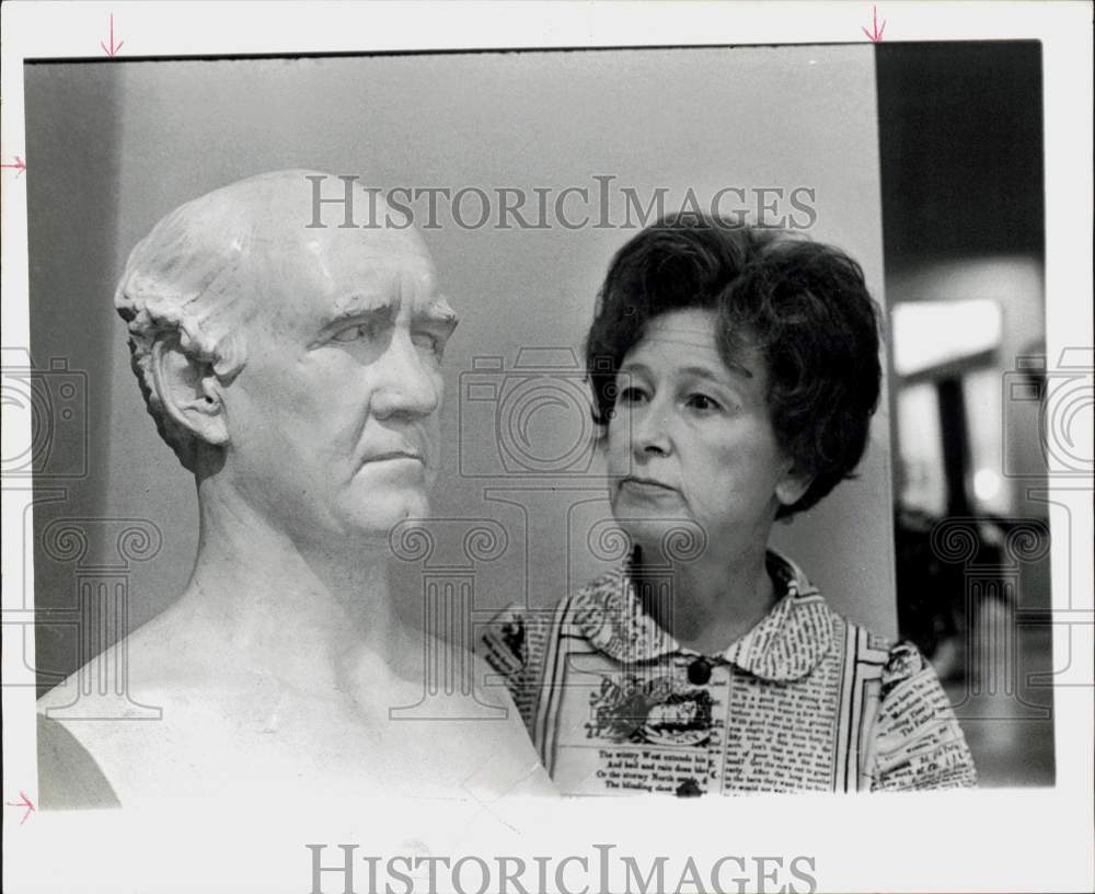 1974 Press Photo Sue Flanagan poses with Sam Houston bust at Houston Museum.- Historic Images