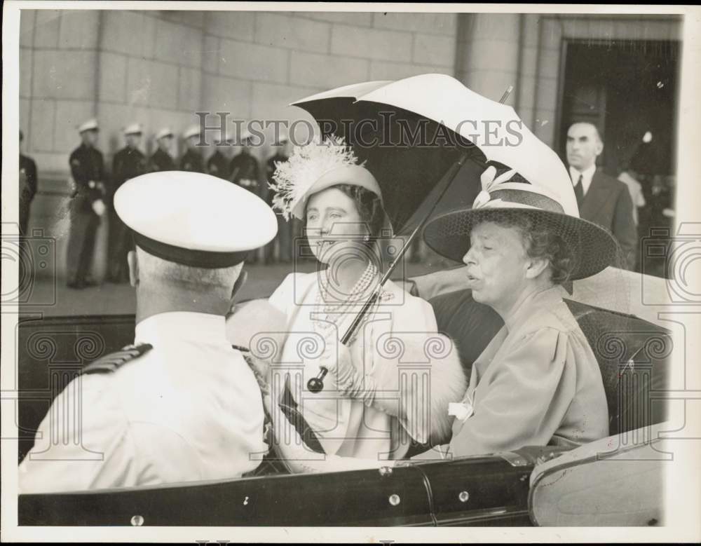 1955 Press Photo Queen Elizabeth and Mrs. FDR ride in car In Washington, D.C.- Historic Images