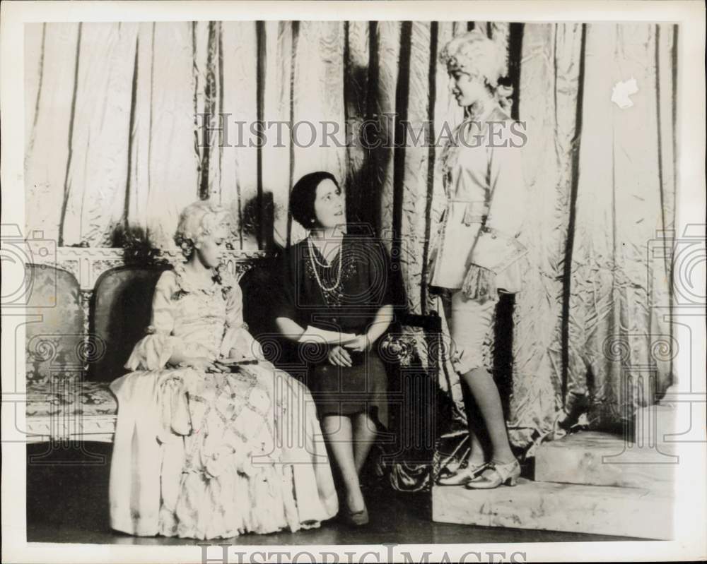 1960 Press Photo British Royal Family discuss play &quot;Cinderella.&quot; - hpa90927- Historic Images