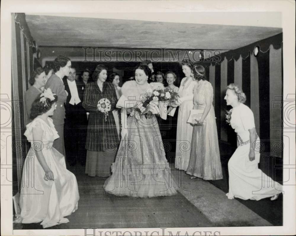 1945 Press Photo Queen Elizabeth I leaves London Royal Variety Show at Coliseum.- Historic Images