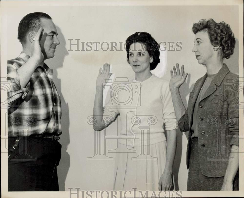 1962 Press Photo Clear Lake Shores City Marshal Frank Janoch swears in deputies.- Historic Images