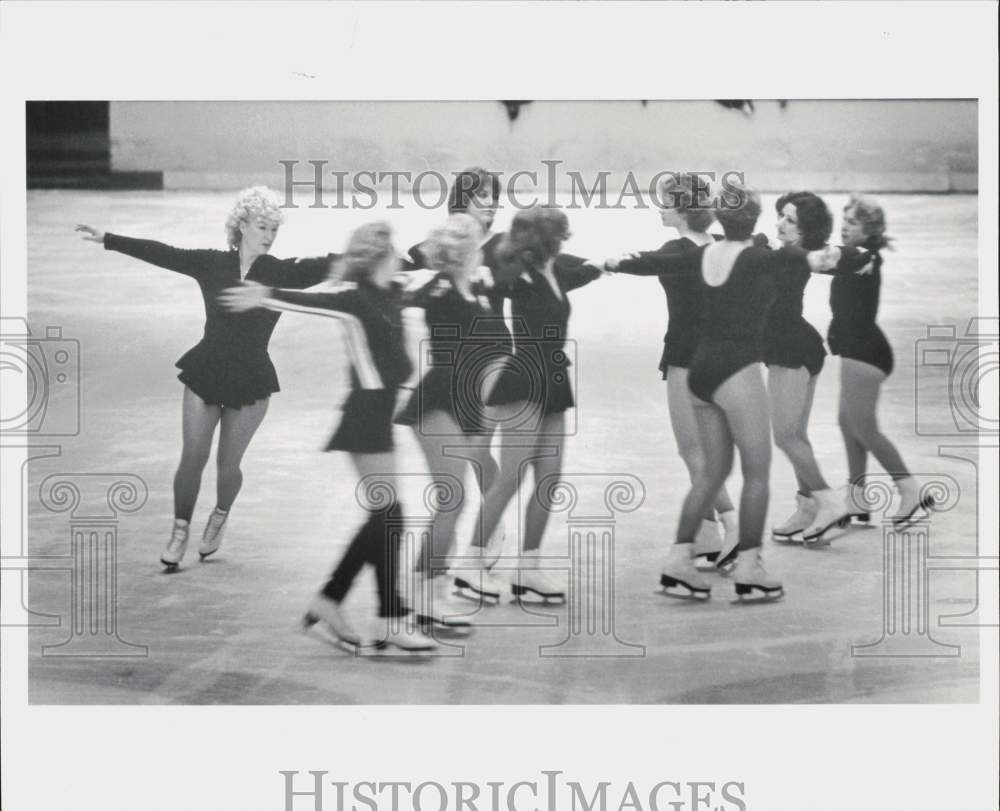 1983 Press Photo Houstonettes, ice skaters, perform on ice. - hpa91164- Historic Images