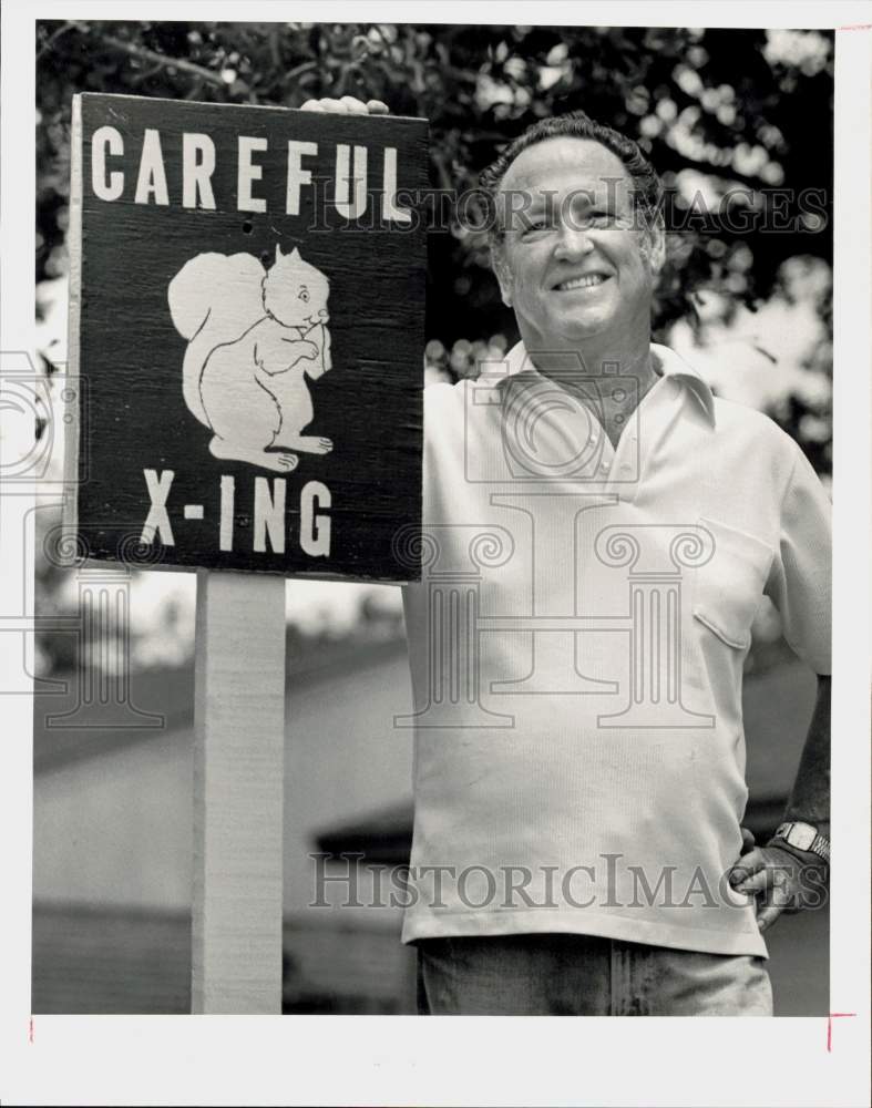 1984 Press Photo Billy Parks poses with &quot;Squirrel Crossing&quot; sign at his home, TX- Historic Images