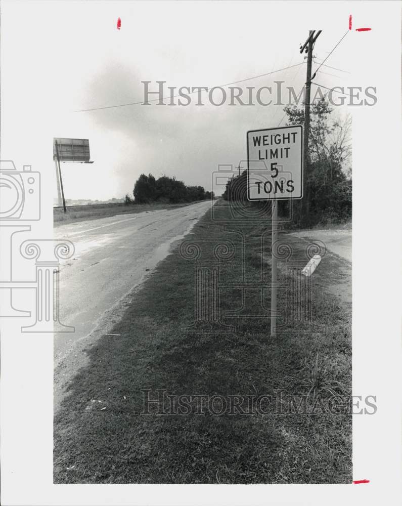 1981 Press Photo Weight limit sign posted on Old Katy Road, Houston, Texas- Historic Images