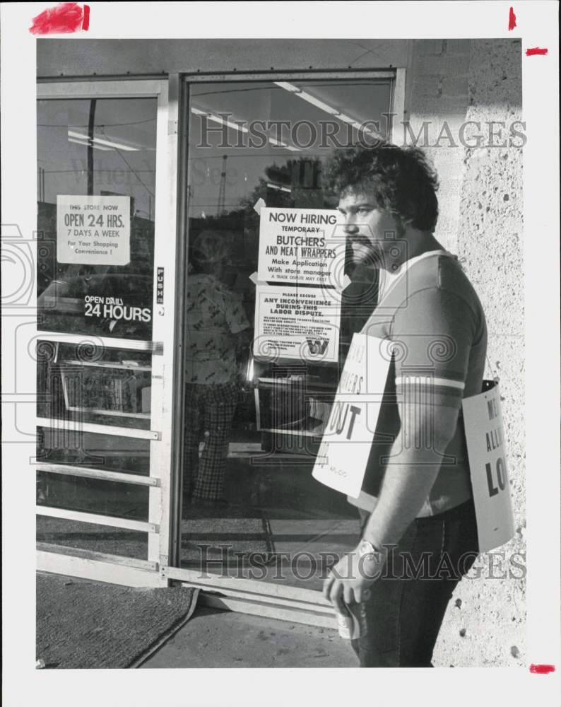 1980 Press Photo Locked out butcher walks picket during Houston strike.- Historic Images