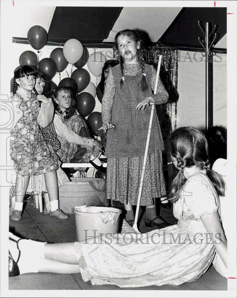 1982 Press Photo Jame Flowers, actress, performs in scene. - hpa91560- Historic Images