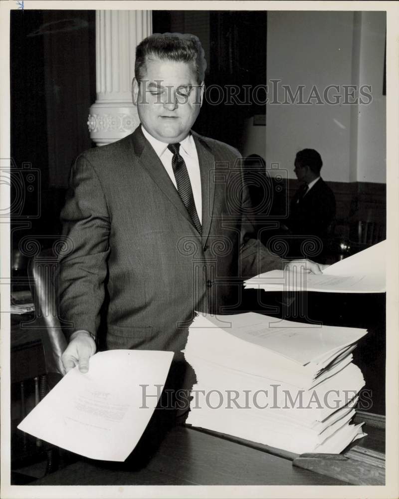 1963 Press Photo Representative Paul Floyd distributes Post editorials to House.- Historic Images