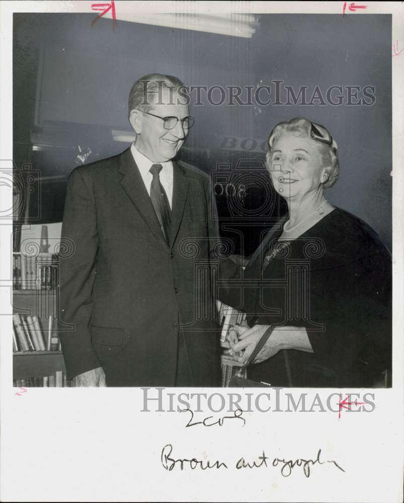 1959 Press Photo Mr. and Mrs. John Flanagan autographing party at Brown center.- Historic Images