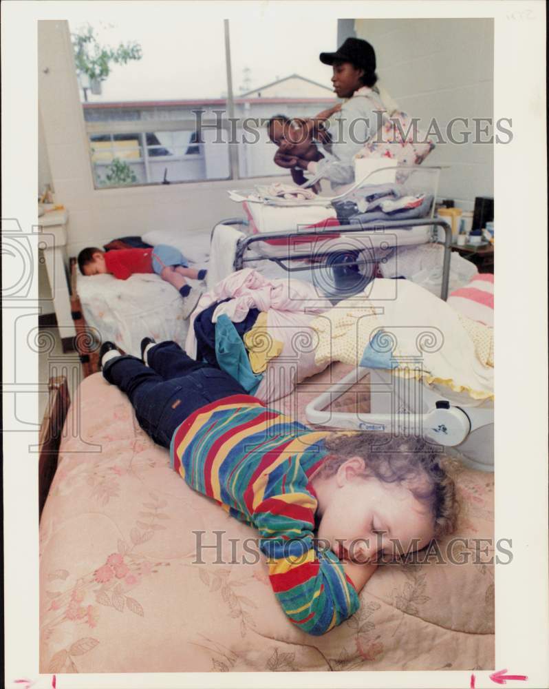 1989 Press Photo Young children sleep at Star of Hope Women and Family Shelter.- Historic Images