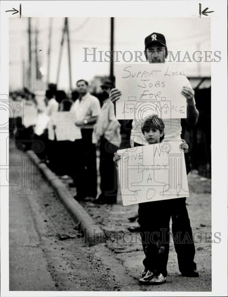 1986 Press Photo Jeremy Daily and dad, Terry, picket at Union Carbide.- Historic Images