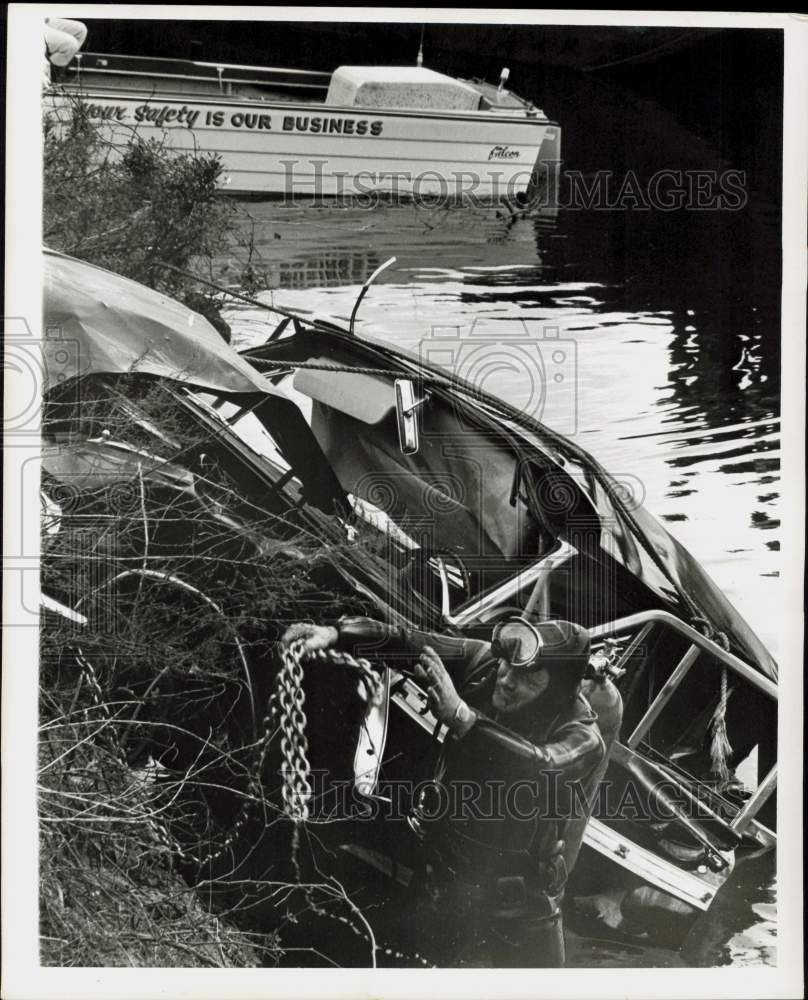 1966 Press Photo Divers help retrieve Dorothy Hayes vehicle from Green&#39;s Bayou.- Historic Images