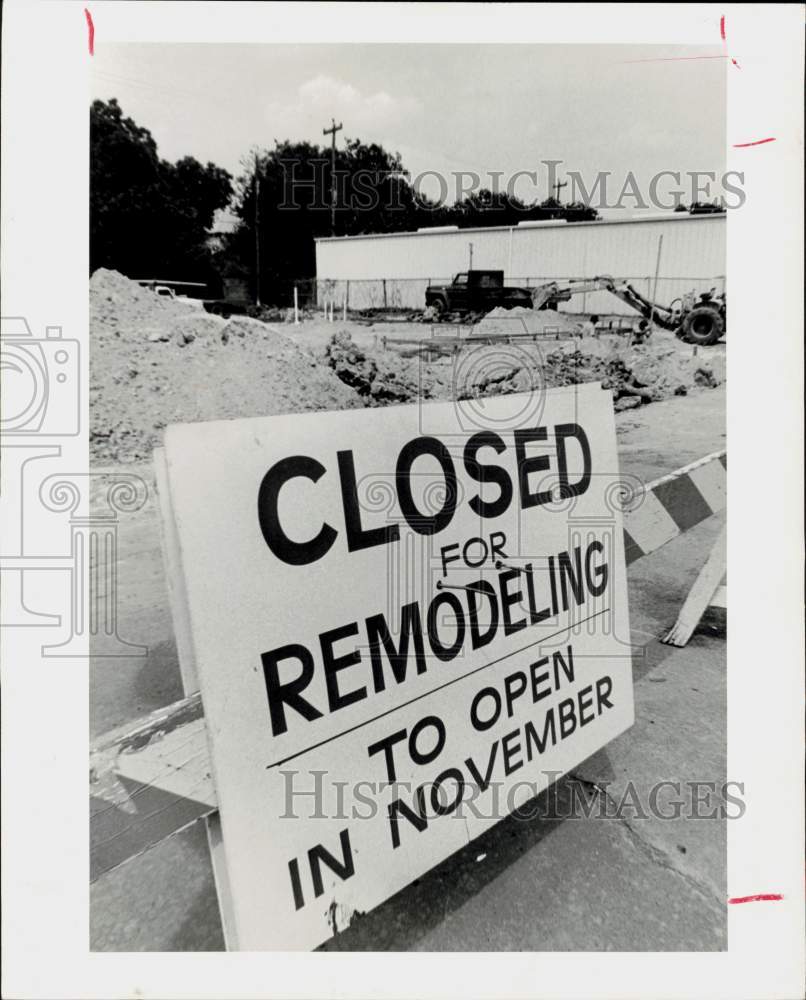 1978 Press Photo &#39;Closed for Remodeling&#39; sign at construction site. - hpa91758- Historic Images