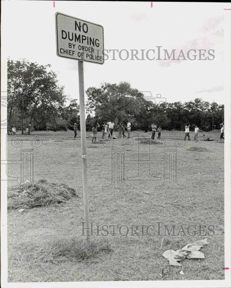 1972 Press Photo No Dumping grounds cleaned by group of youths. - hpa91765- Historic Images