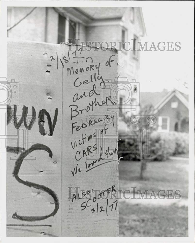 1977 Press Photo Feline memorial sign made by neighborhood children. - hpa91766- Historic Images