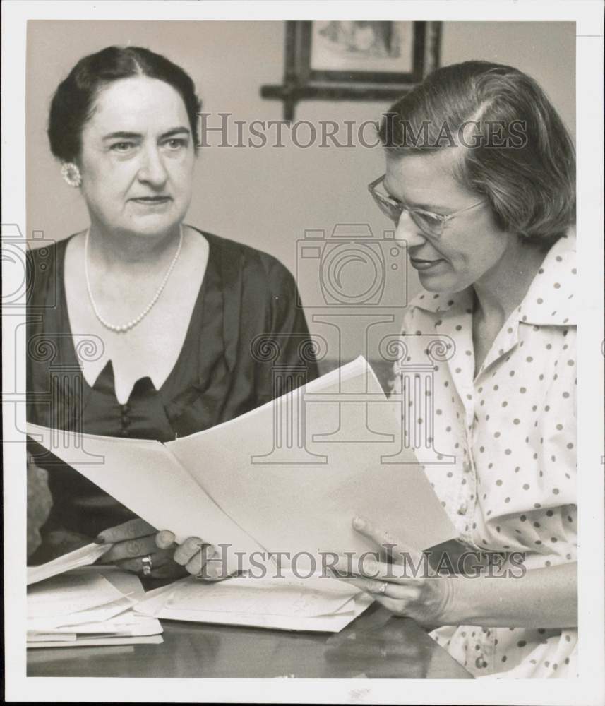 1957 Press Photo Mrs. Louis R. Kier, widow of Louis R. Kier, talks with Ms. Smit- Historic Images