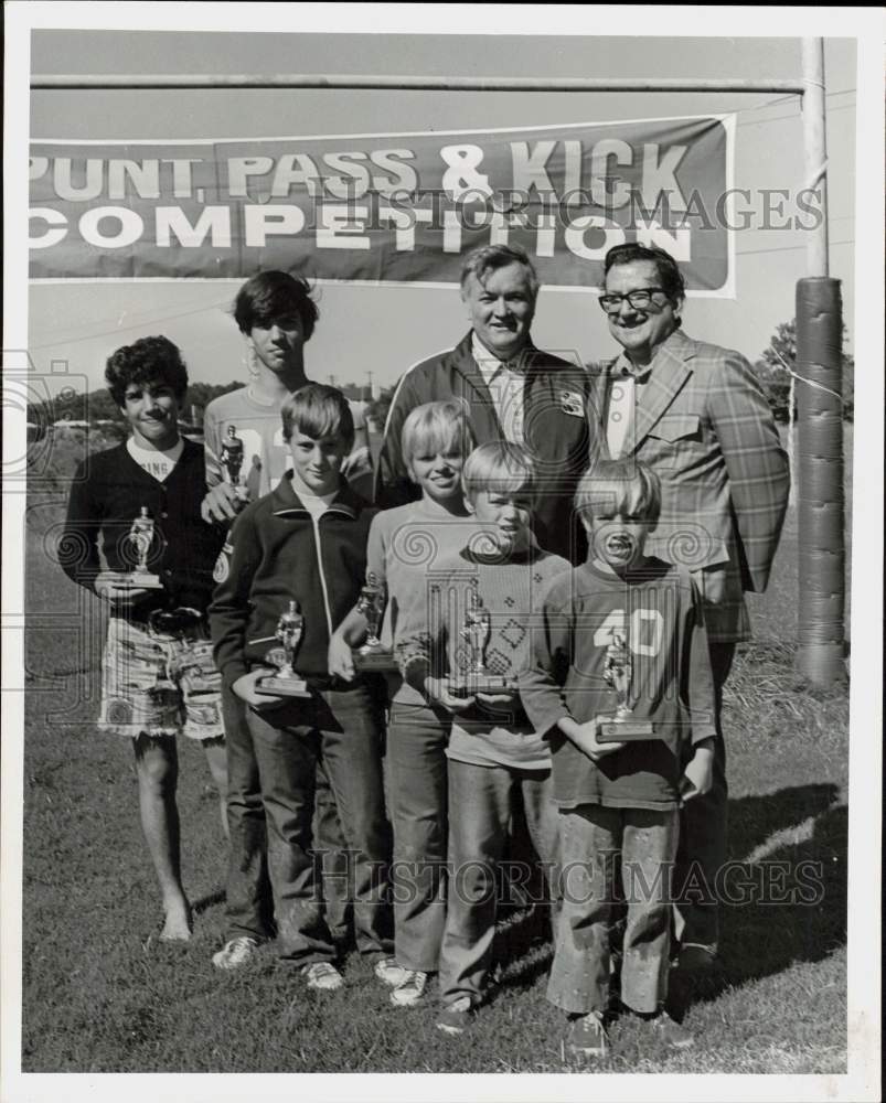 1972 Press Photo Luke Johnson and Bob Currie with Punt, Pass and Kick winners.- Historic Images