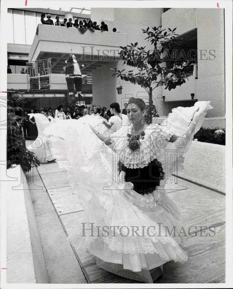 1974 Press Photo Mexican-American dancers at Houston Christmas party.- Historic Images