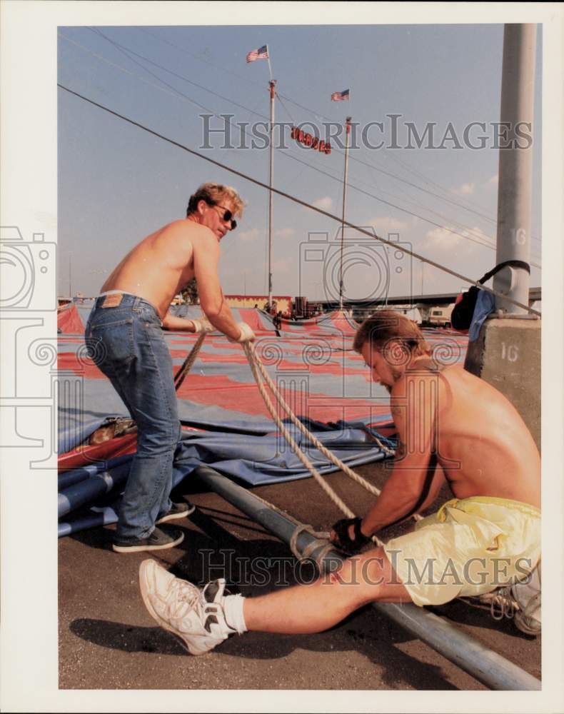 1992 Press Photo Circus Vargas tent erectors Gerry Davis and Jeff Loomis.- Historic Images