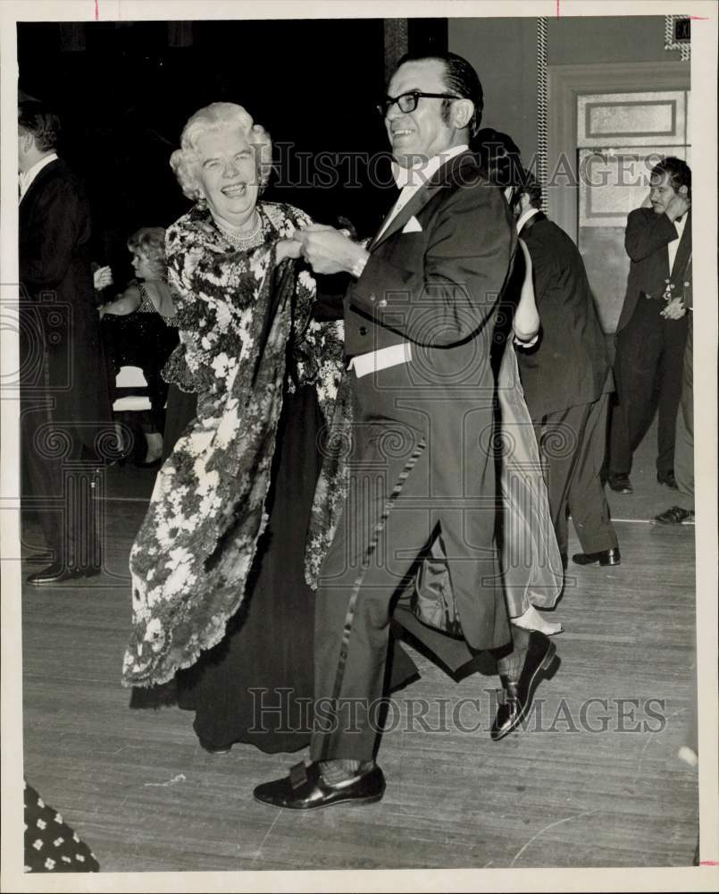 1972 Press Photo Elva Lobit and Estuban Rodrigues dance at Houston Opera Ball.- Historic Images