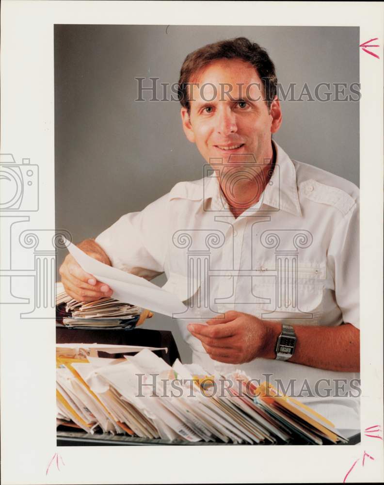 1993 Press Photo Bill Machmer advertised for wife on billboard, reads mail.- Historic Images